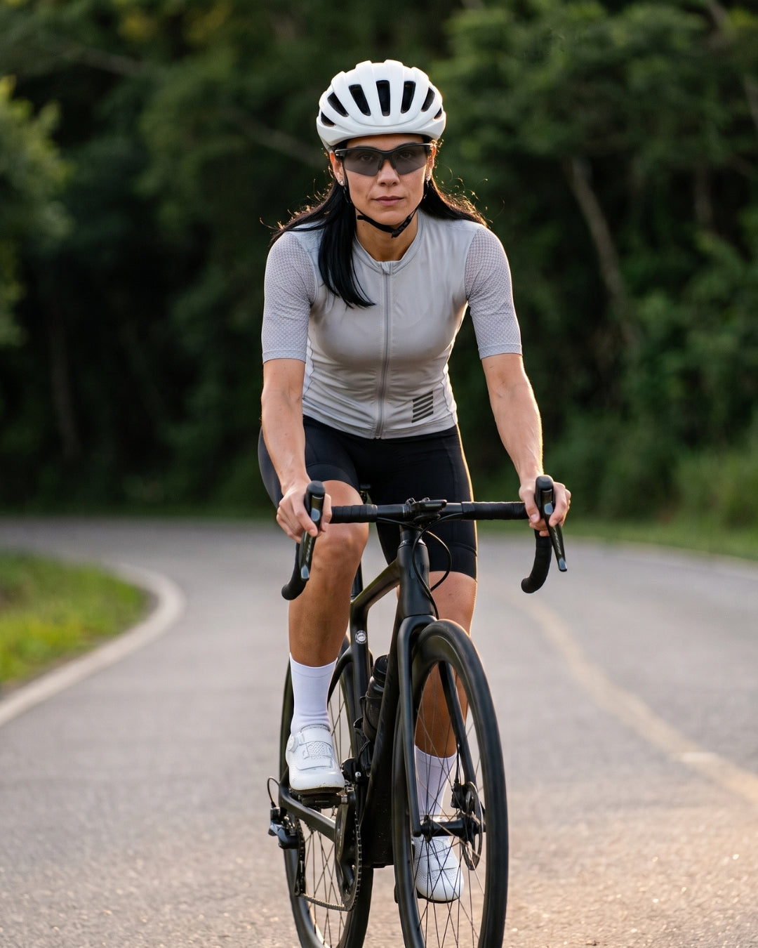 Camisa de Ciclismo Feminina CPM Manga Curta Cinza, na estrada