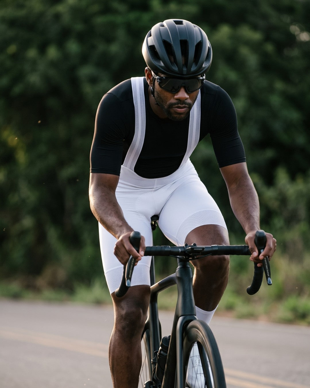 Bretelle de Ciclismo Sem Costura Pro Branco em movimento