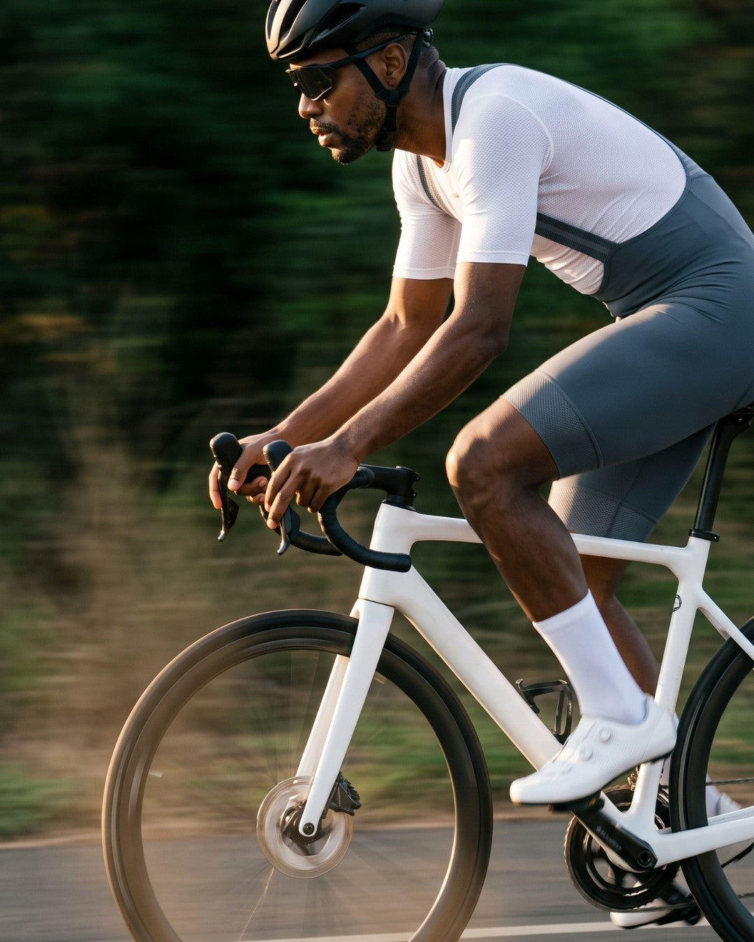 Bretelle de Ciclismo Sem Costura Pro Cinza em movimento