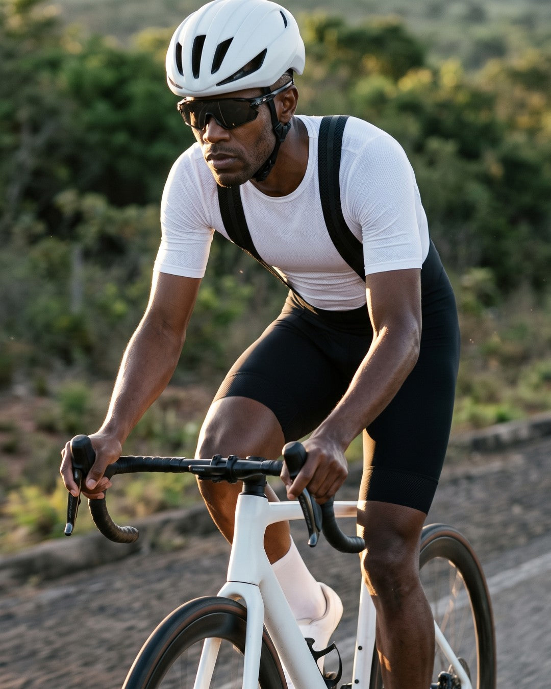 Bretelle de Ciclismo Sem Costura Pro Preto em movimento