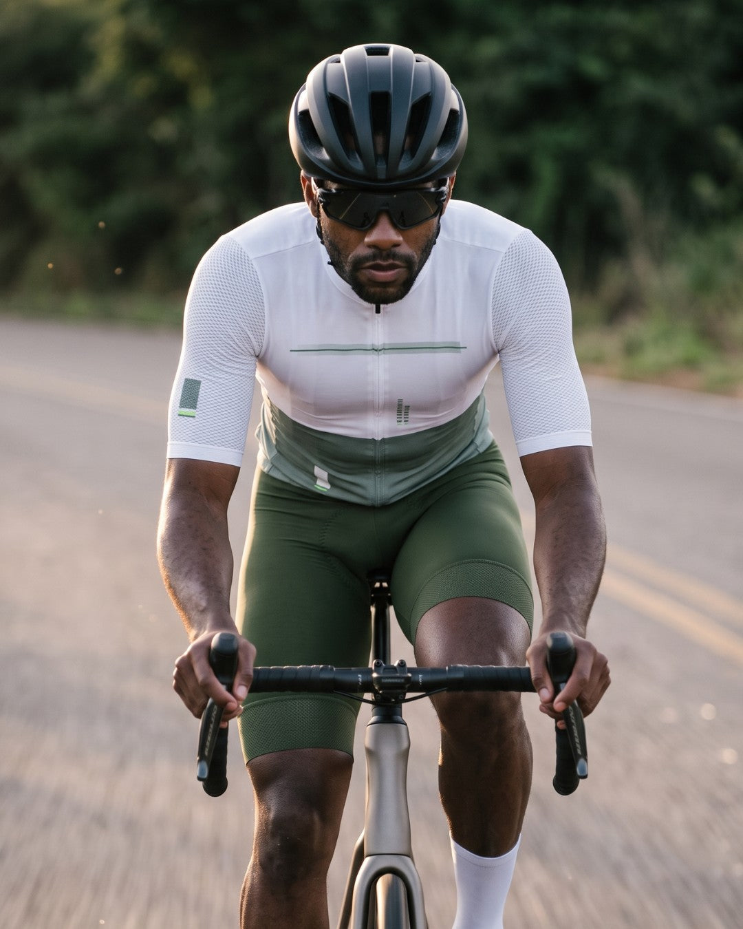 Bretelle de Ciclismo Sem Costura Pro Verde Musgo com camisa