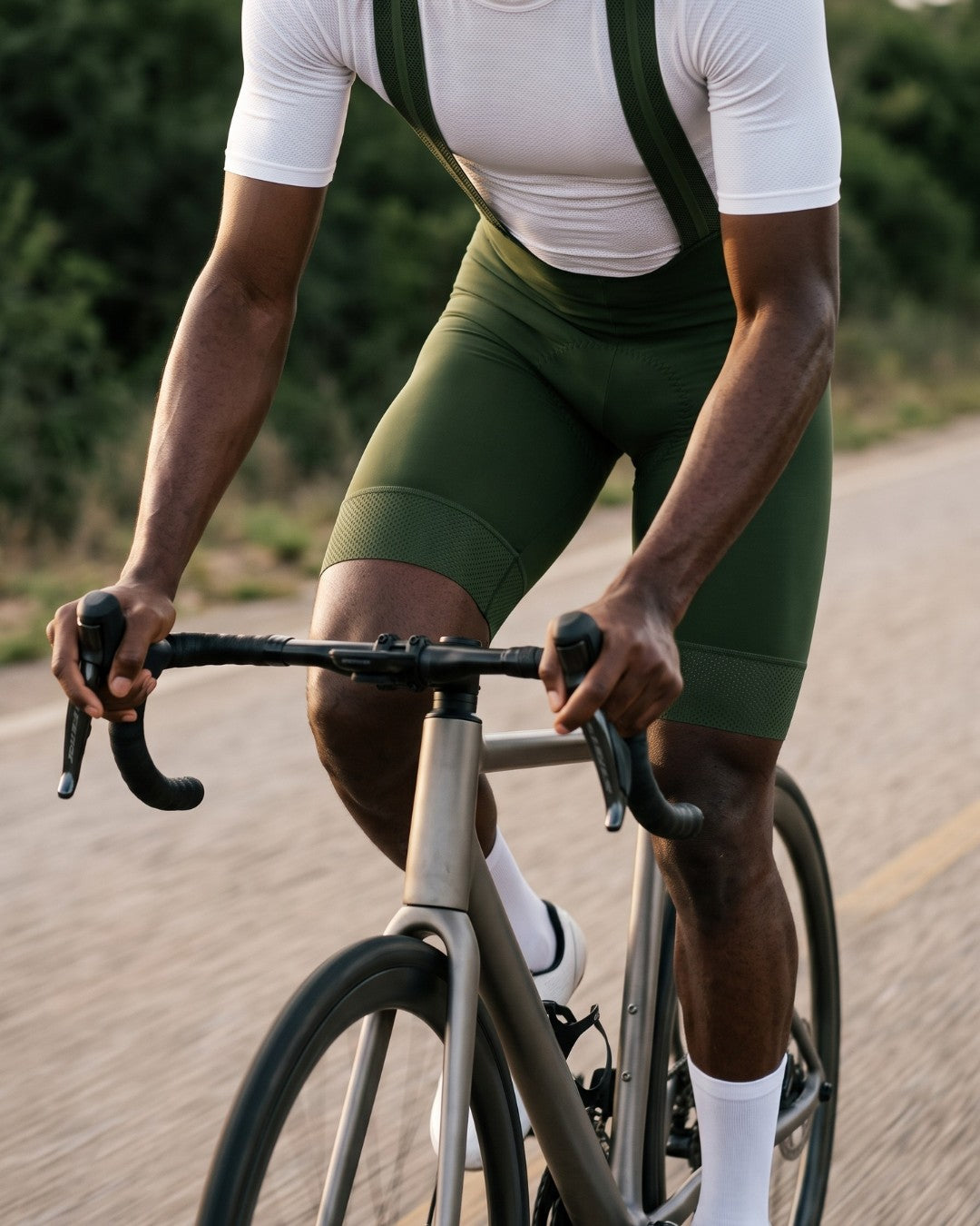 Bretelle de Ciclismo Sem Costura Pro Verde Musgo em movimento