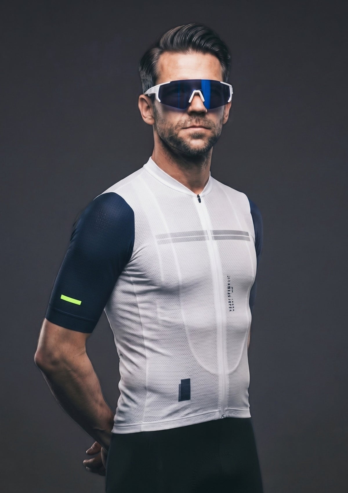 Camisa de Ciclismo CPM Aero Race Branco Grafite, com óculos de ciclismo