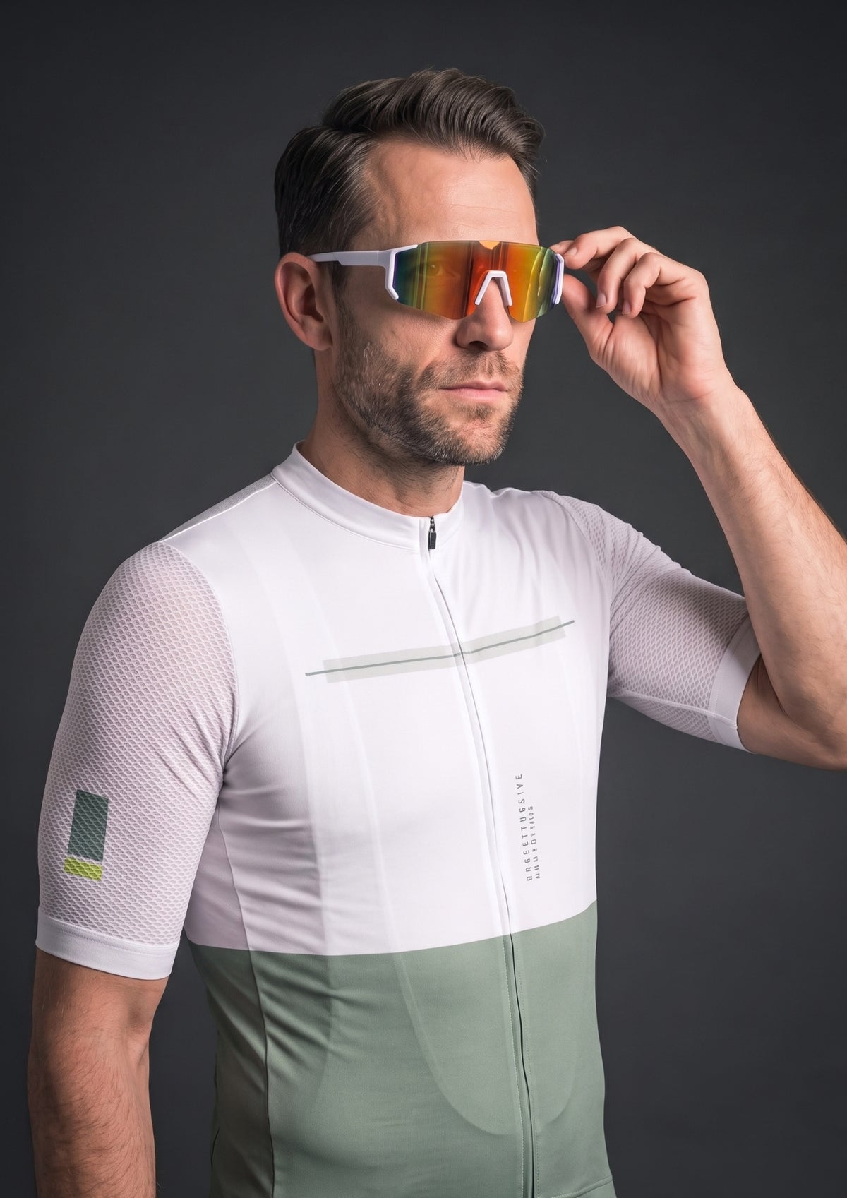 Camisa de Ciclismo CPM Aero Race Branco Verde, com óculos de ciclismo