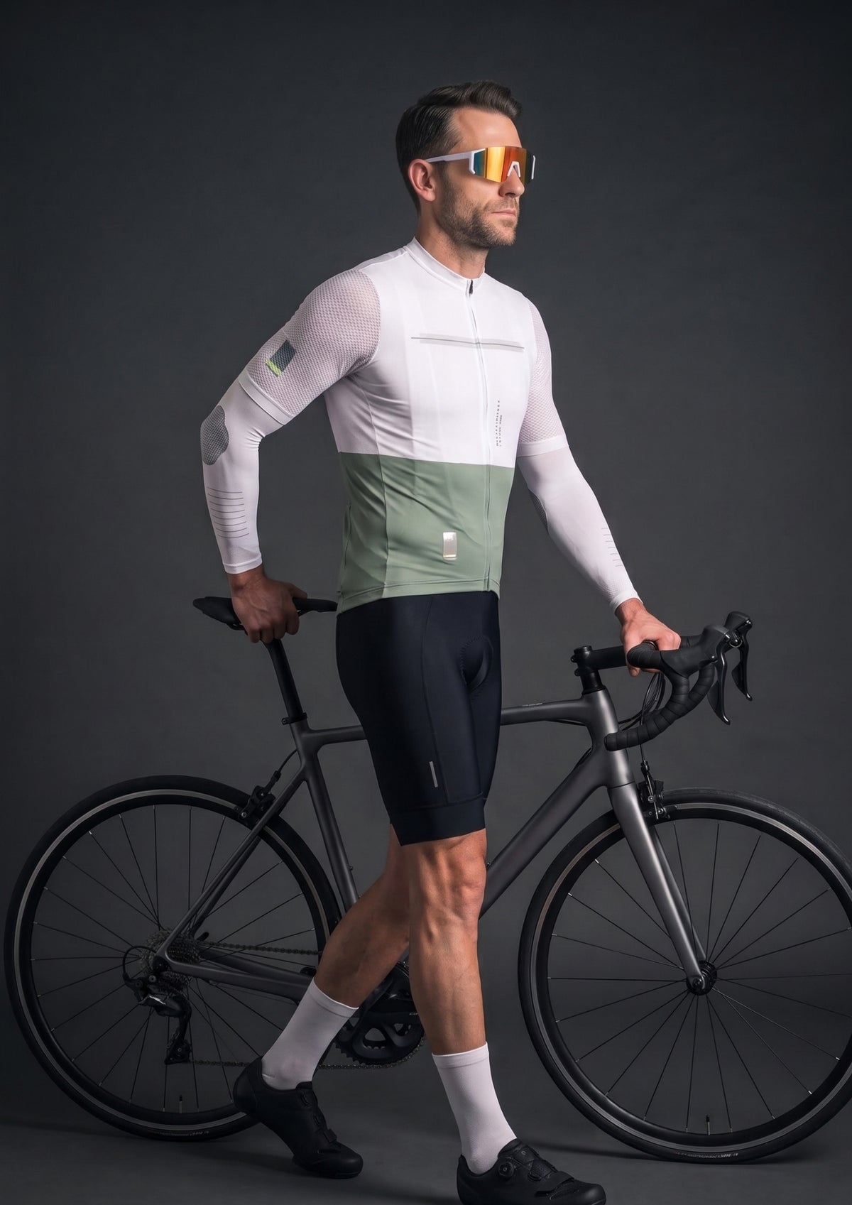 Camisa de Ciclismo CPM Aero Race Branco Verde, ao lado da bike