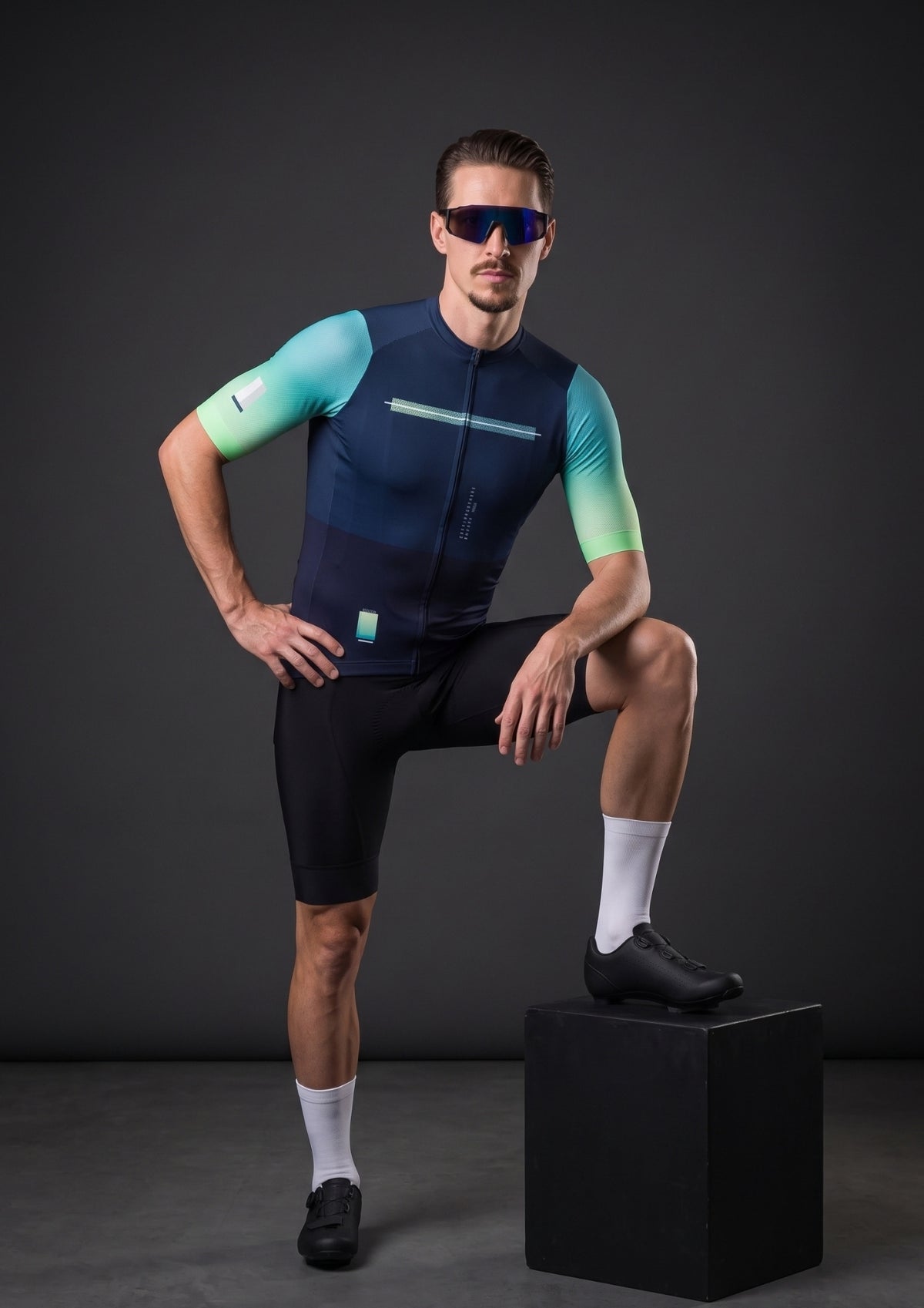 Camisa de Ciclismo CPM Aero Race Verde Petróleo, caimento em pose