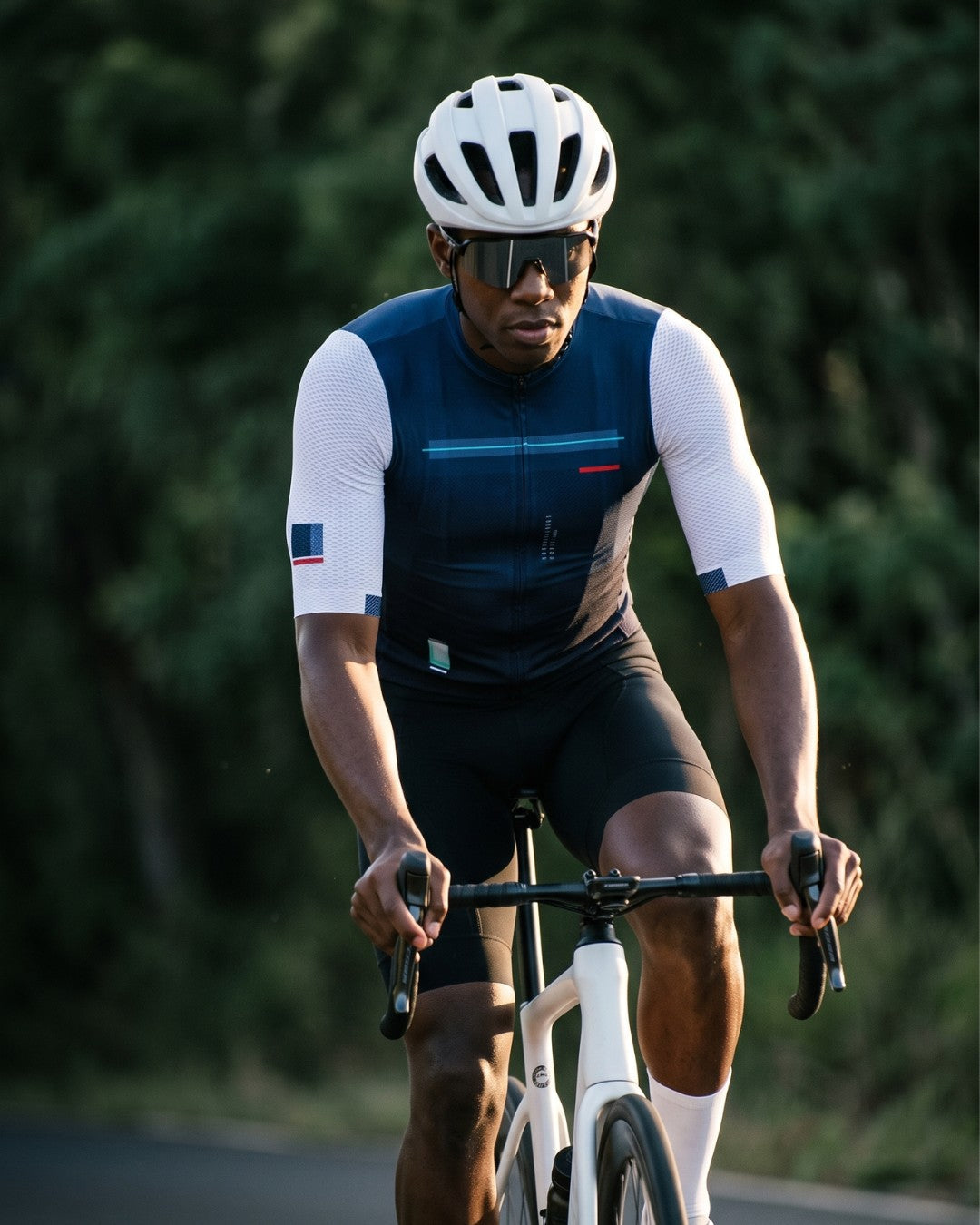 Camisa de Ciclismo Aero Race Azul Marinho em movimento