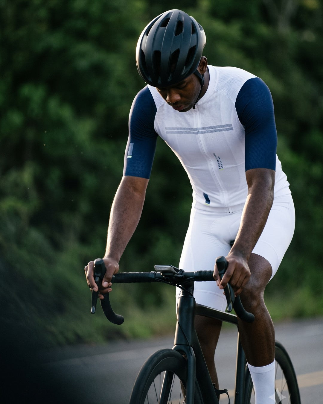 Camisa de Ciclismo Aero Race Branco Grafite em movimento