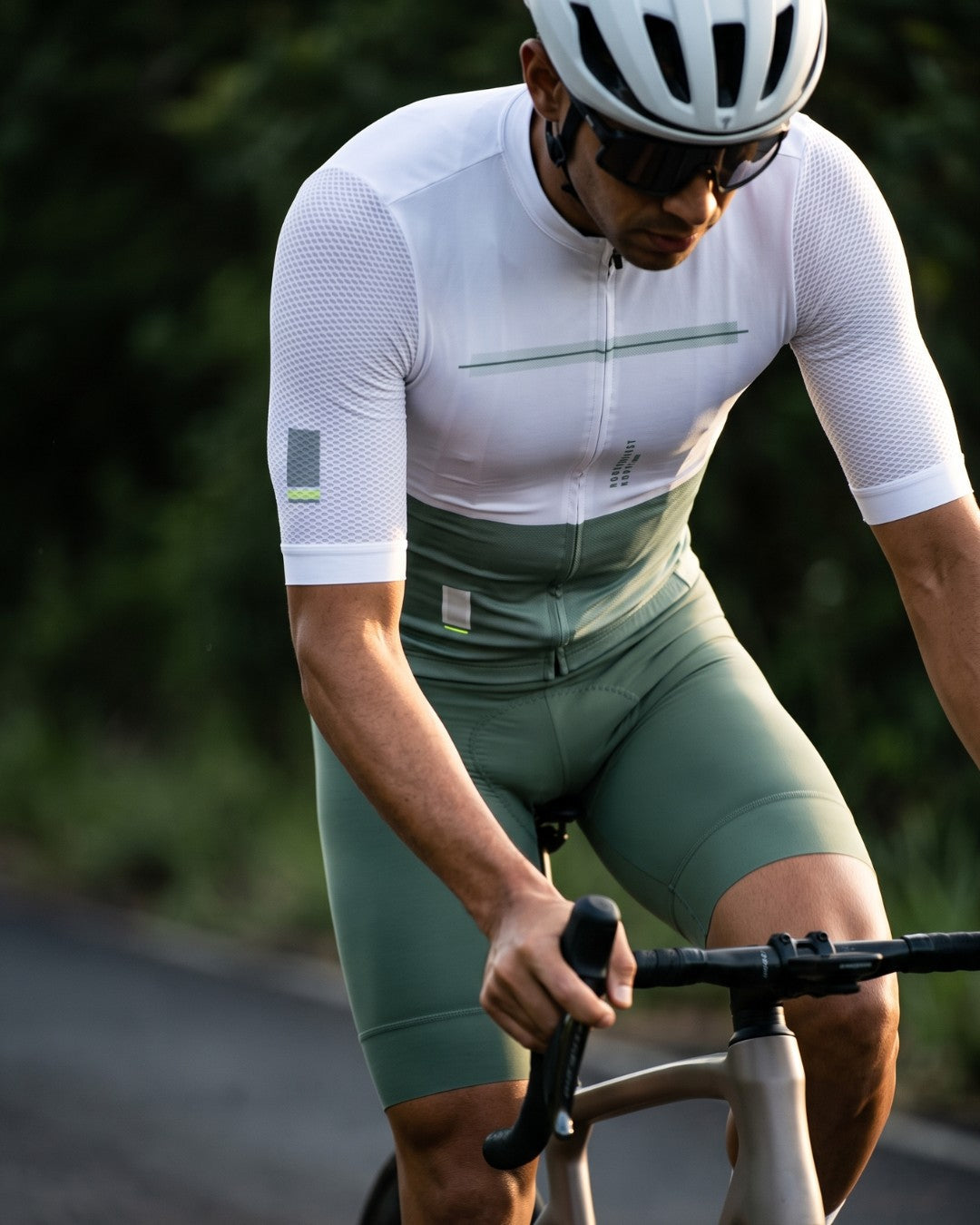 Camisa de Ciclismo Aero Race Branco Verde em uso