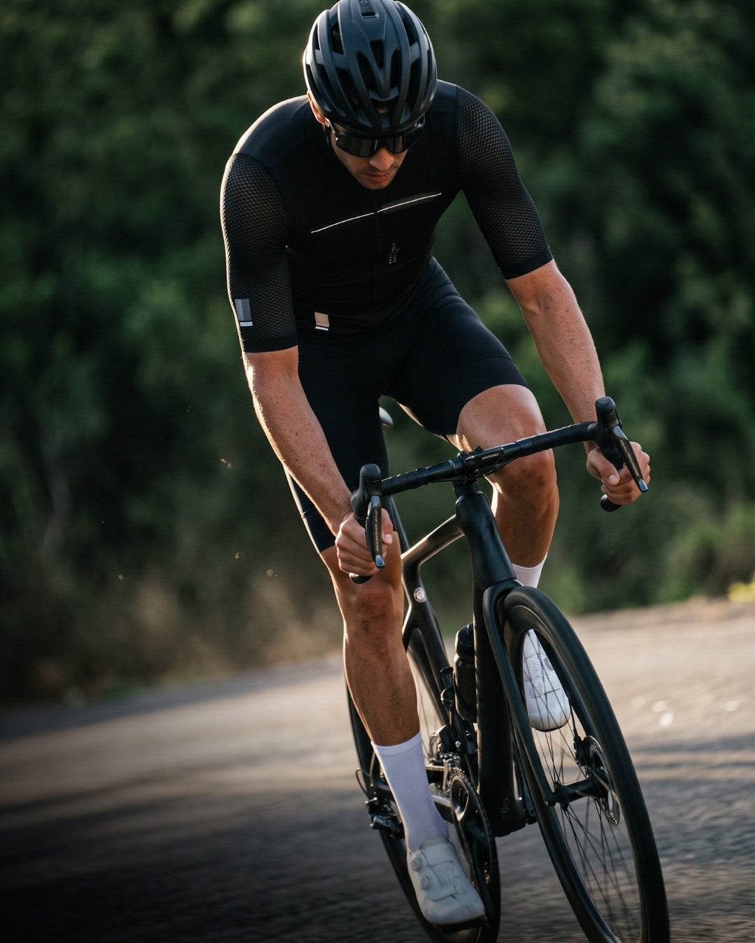 Camisa de Ciclismo Aero Race Preto em movimento