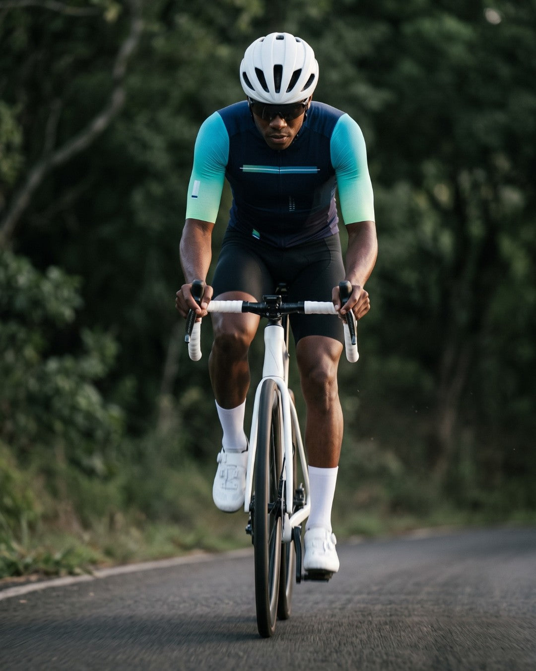 Camisa de Ciclismo Aero Race Verde Petróleo em movimento