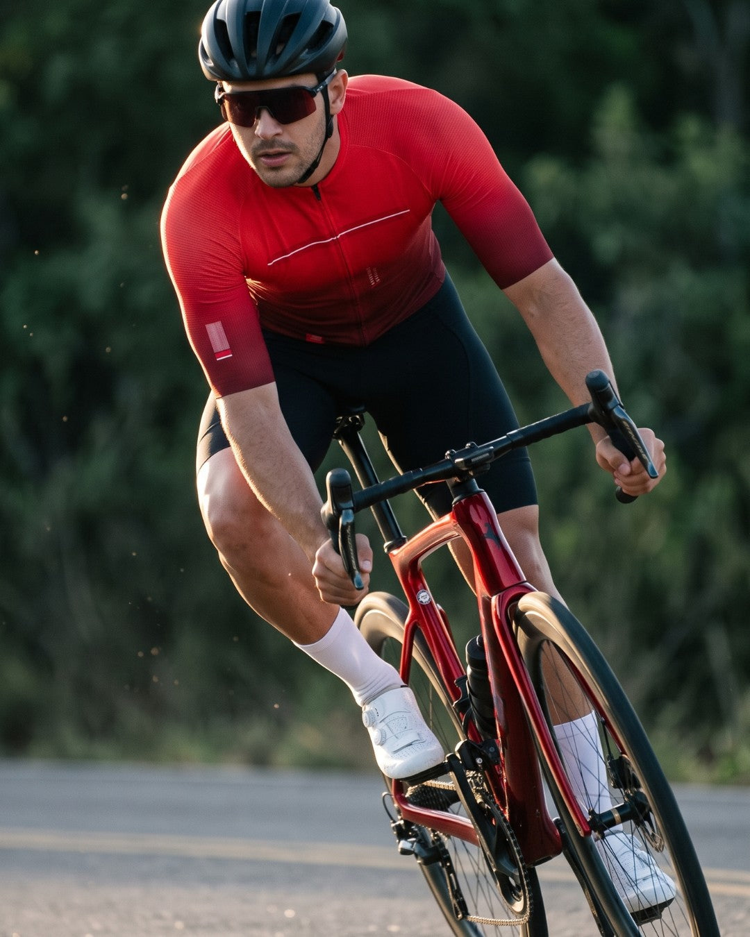 Camisa de Ciclismo Aero Race Vermelho em movimento
