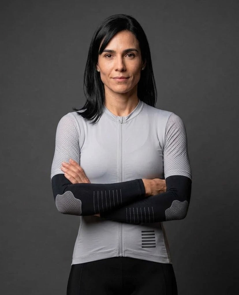 Manguito de Ciclismo CPM UV50+ Seda Gelada Preto em uso, com camisa feminina cinza