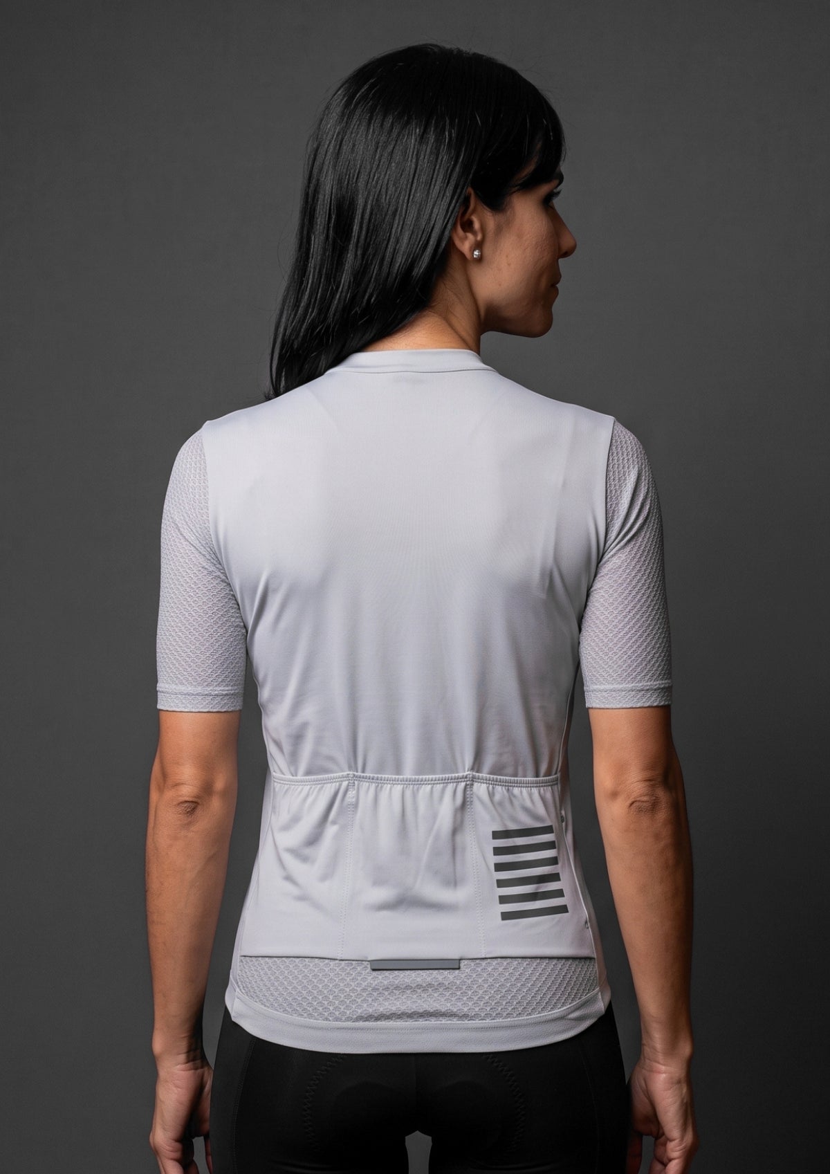 Camisa de Ciclismo Feminina CPM Manga Curta Cinza, vista de costas, bolsos traseiros