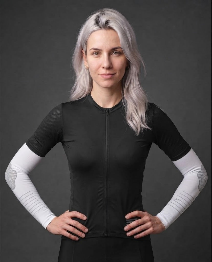 Manguito de Ciclismo CPM UV50+ Seda Gelada Branco em uso, com camisa feminina preta