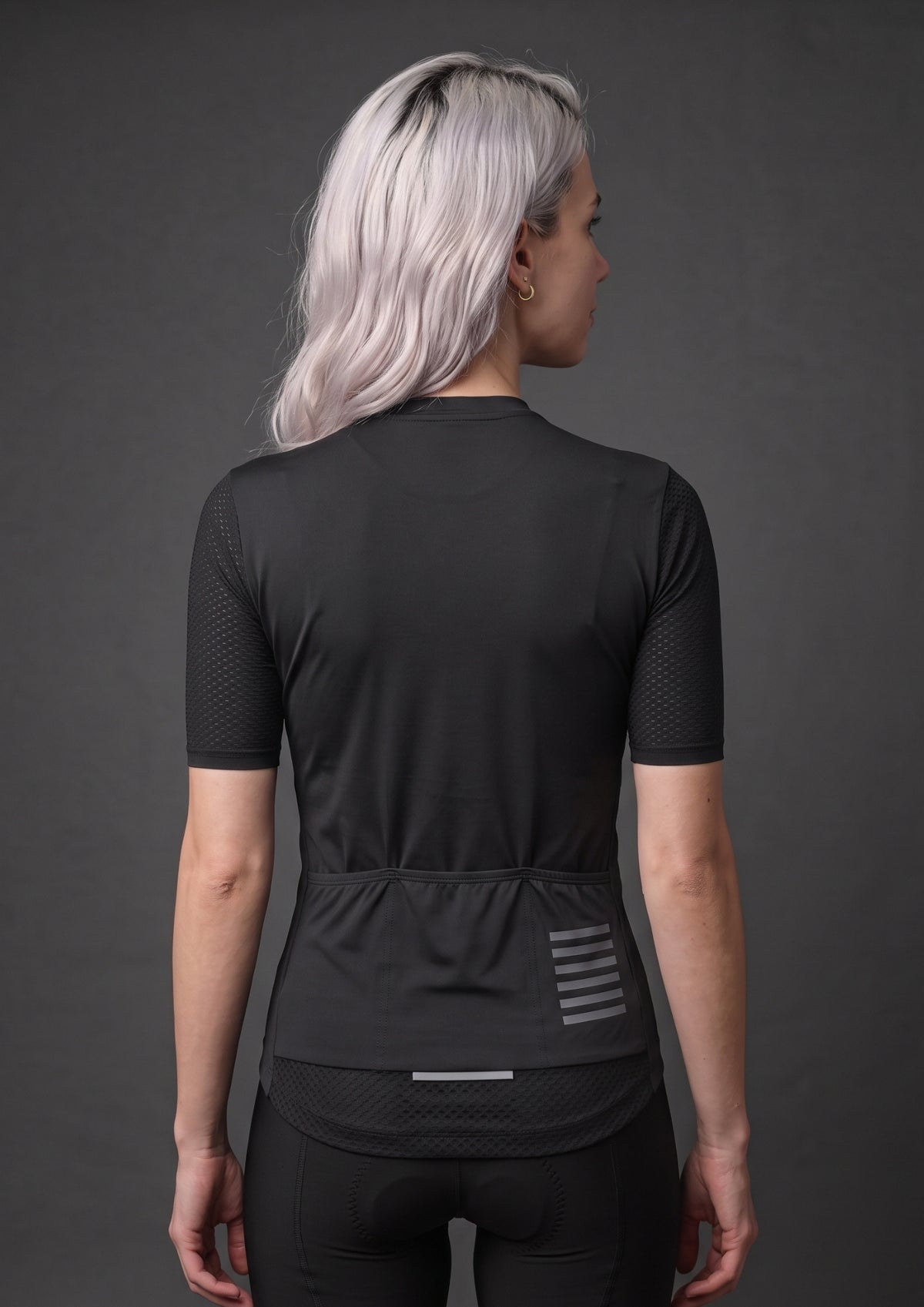 Camisa de Ciclismo Feminina CPM Manga Curta Preto, vista de costas, bolsos traseiros