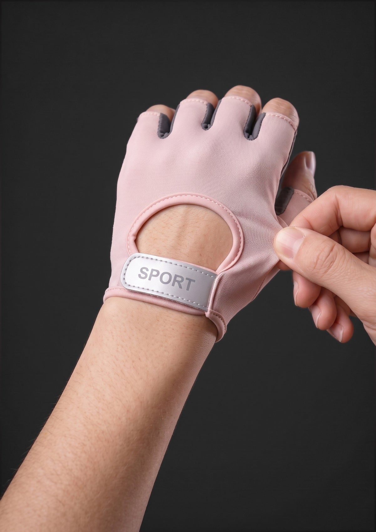 Detalhe do tecido fino da luva de ciclismo feminina rosa