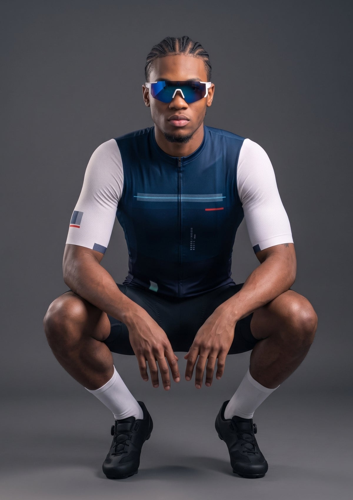 Óculos de Ciclismo CPM UV400 Anti-Luz Branco Azul, look completo agachado