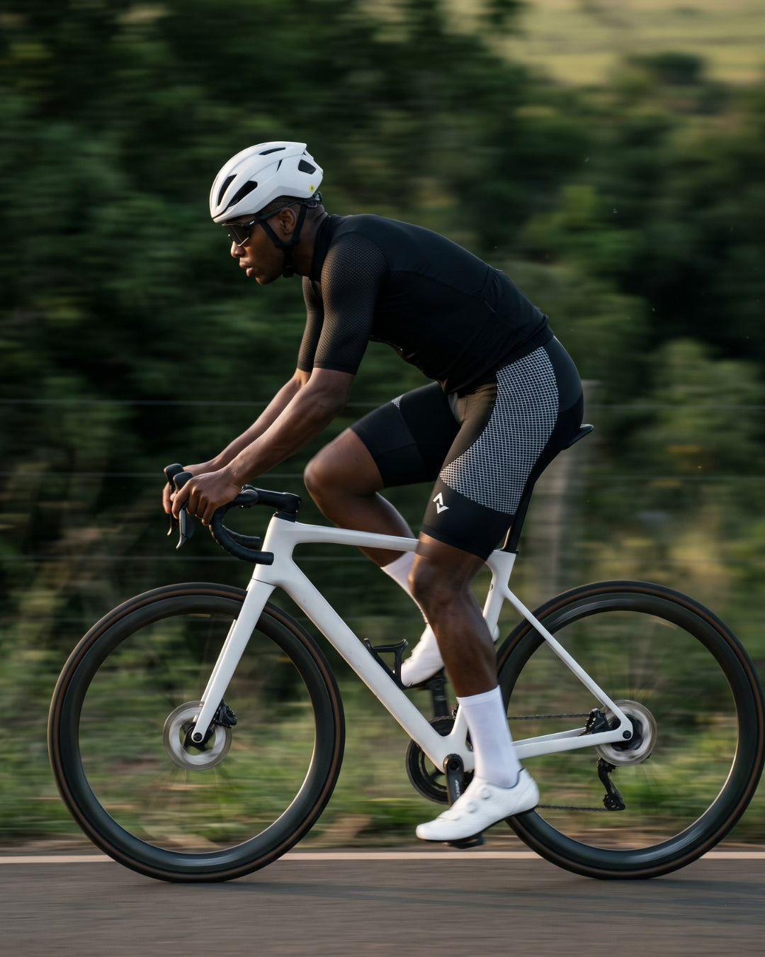 Short de Ciclismo 9D Gel Preto e Branco — caimento