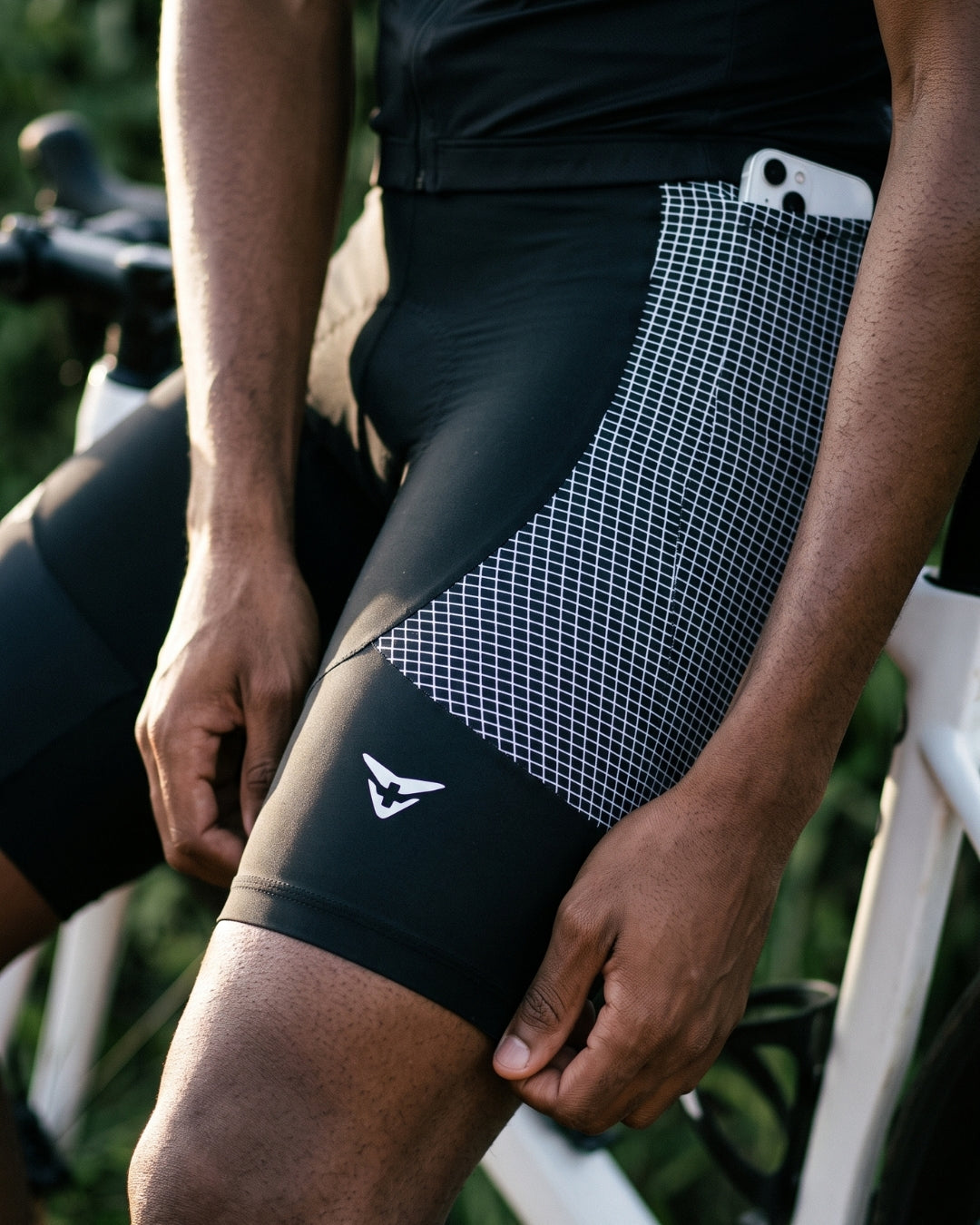Short de Ciclismo 9D Gel Preto e Branco em uso