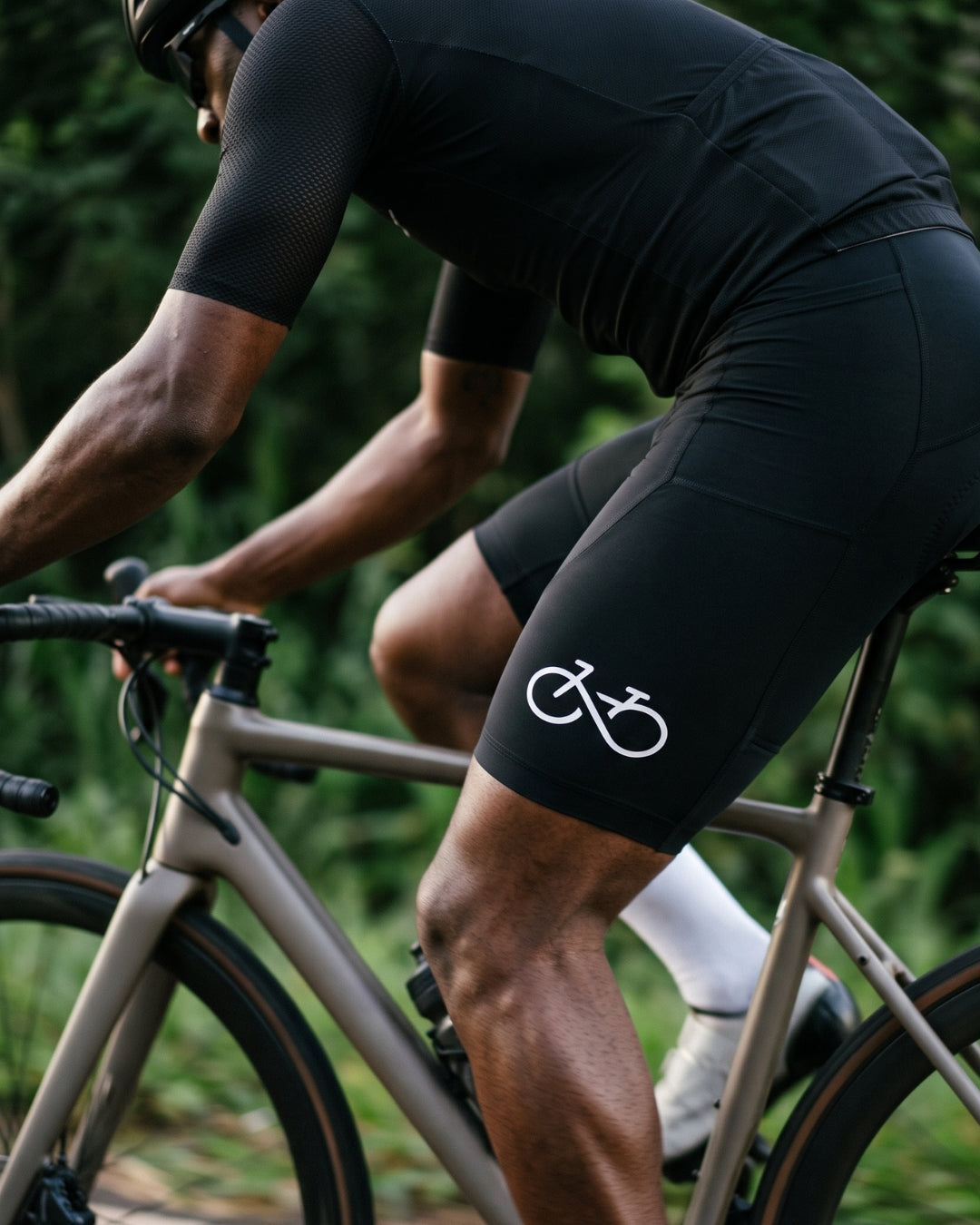 Short de Ciclismo 9D Gel Preto em uso